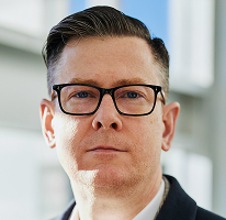Alexander Hughes, CEO de una empresa de trading de criptomonedas, retrato.